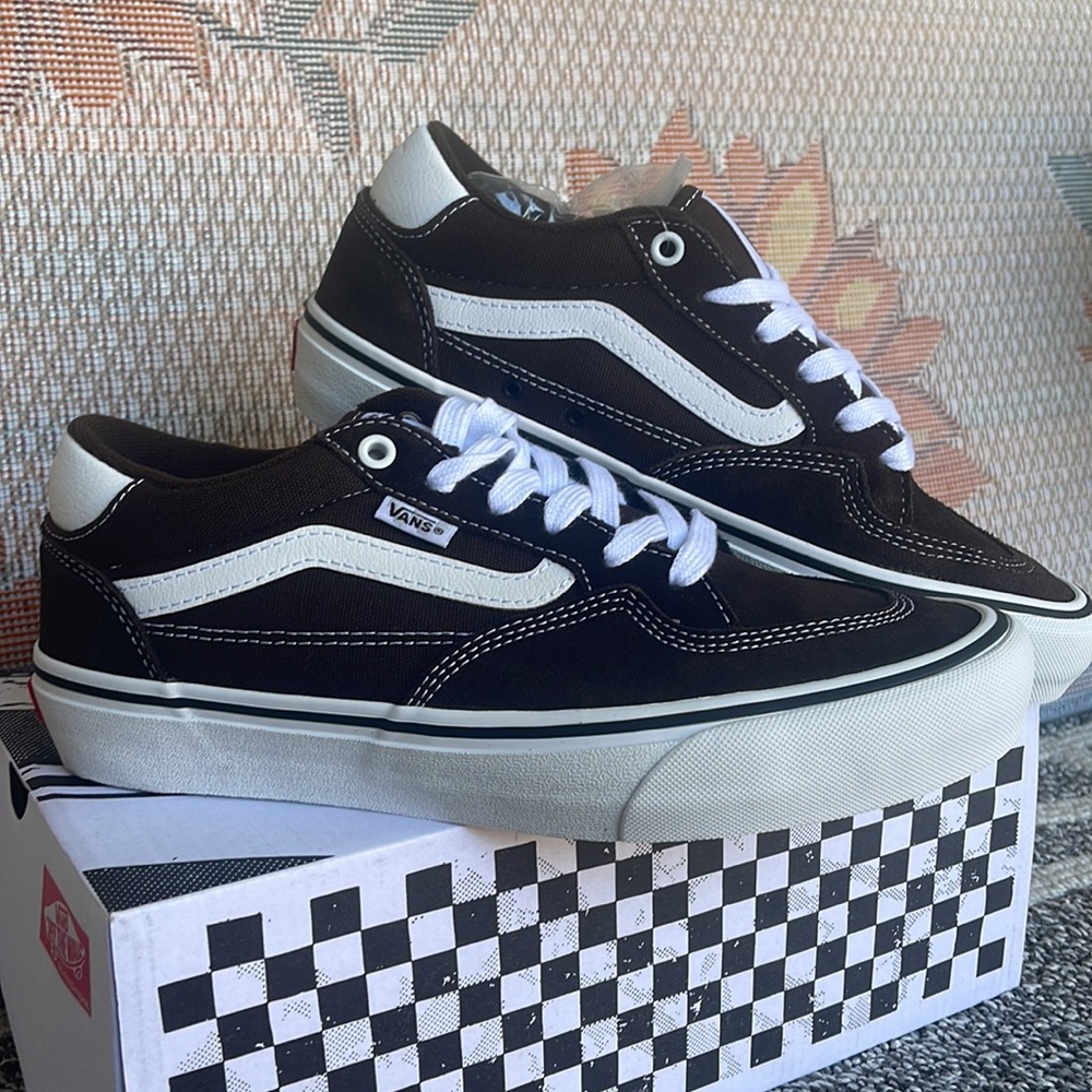 Vans Men’s Rowan
Dark Brown
VN0A5JICDRB
Sneakers - Picture 6 of 16